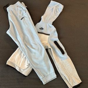 Nike Tech Fleece Big Kids (boys) Full-Zip Hoodie and Jogger SET.